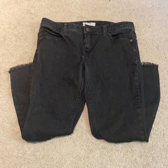 Free people - mid rise black jeans- distressed knee - great shape - Picture 1 of 5